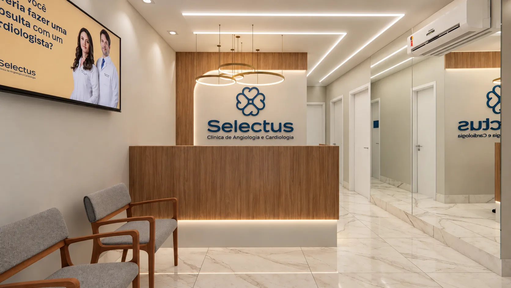 Recepção de clínica médica com balcão em madeira, logo iluminado e poltronas